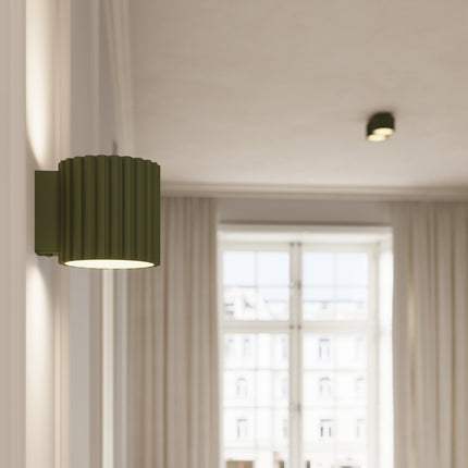 Détail du bornier et du câblage du plafonnier Aura vert olive avec marquages CE et UKCA
