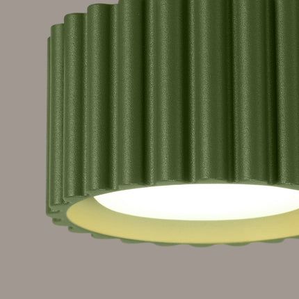 Détail des cannelures et du diffuseur blanc du plafonnier Aura vert olive