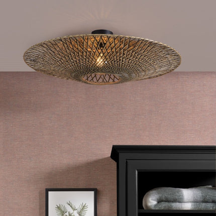 Plafonnier Bali en bambou tressé noir et naturel, 87 cm, suspendu au plafond d'une chambre au mur rose