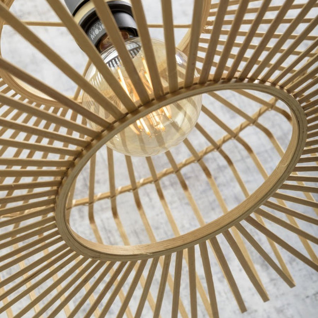 Vue rapprochée du tressage en bambou du plafonnier Bali, ampoule à filament visible sous l'abat-jour