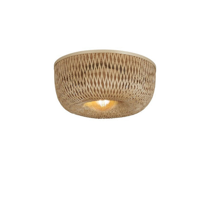 Détail du motif tressé en bambou du plafonnier Barbados, effet de lumière filtrante