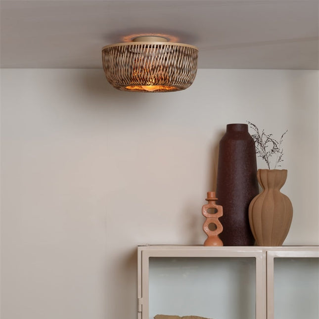 Plafonnier Barbados au plafond au-dessus d'un meuble avec vases en céramique brune et terracotta