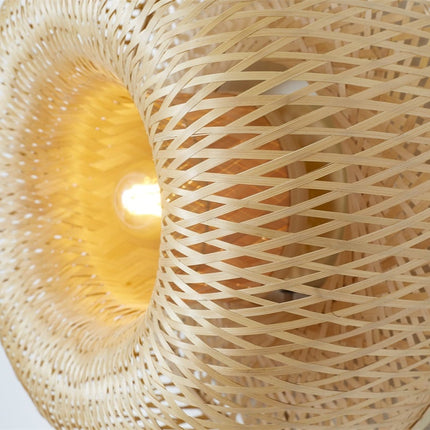 Plafonnier Barbados en bambou tressé naturel sur fond blanc, ampoule allumée, vue de face