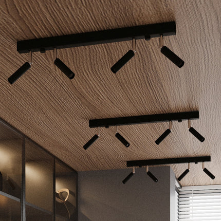 Plusieurs barres de plafonniers noirs a spots orientables sur plafond bois, ambiance dressing