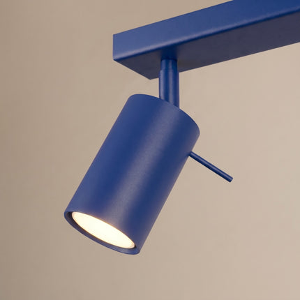 Plafonnier Barre 4 Spots Orientables Bleu Outremer, vue sur fond coloré