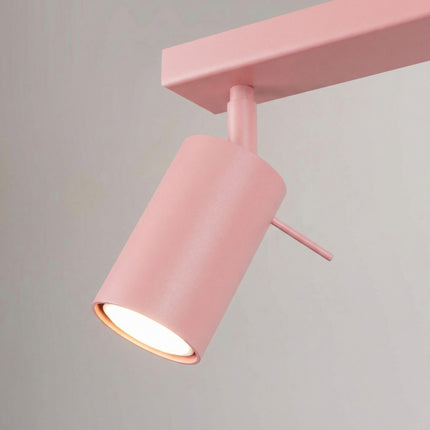 Plafonnier Barre 4 Spots Orientables Rose Poudré, vue sur fond coloré