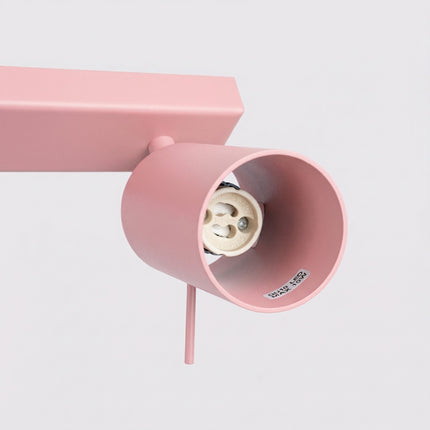 Plafonnier Barre 4 Spots Orientables Rose Poudré, packshot de trois quarts