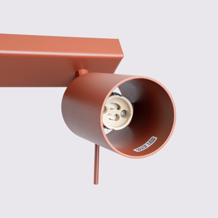 Plafonnier Barre 4 Spots Orientables Rouge Ocre, packshot de trois quarts