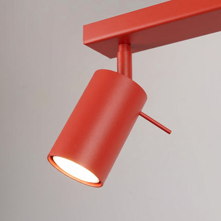 Plafonnier Barre 4 Spots Orientables Rouge Vif, vue sur fond coloré