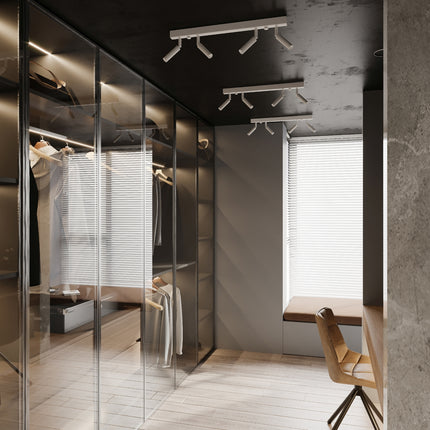 Plafonnier barre blanc a 6 spots eclairant un dressing moderne aux portes vitrees