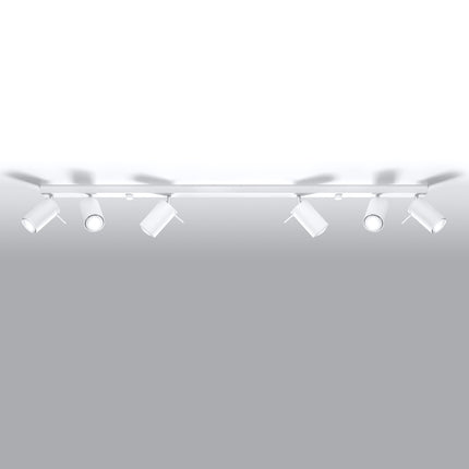 Plafonnier barre 6 spots orientables blanc au-dessus d'un salon spacieux