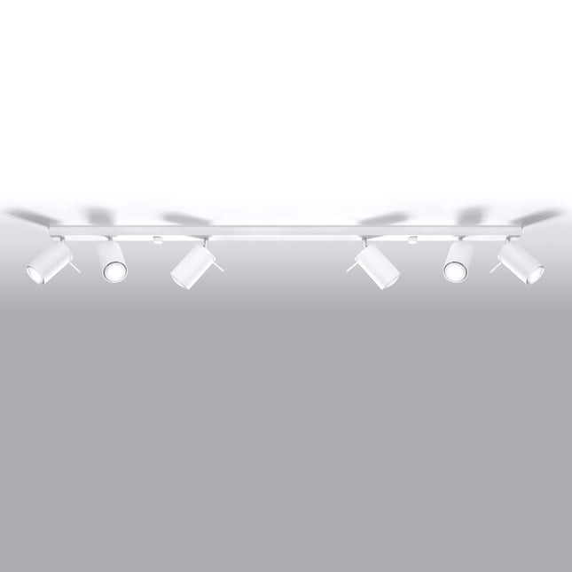 Plafonnier barre 6 spots orientables blanc au-dessus d'un salon spacieux