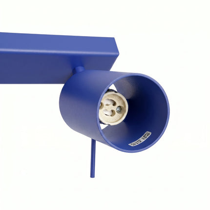 Plafonnier Barre 6 Spots Orientables Bleu Outremer, packshot de trois quarts