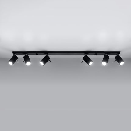 Plafonnier barre 6 spots orientables noir au-dessus d'un salon spacieux