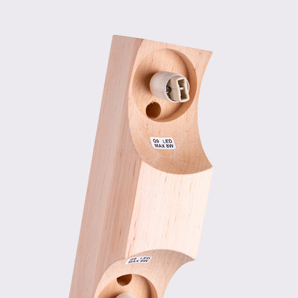plafonnier barre de bois 2 globes opale, vue sur fond coloré