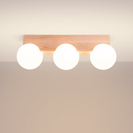 plafonnier barre de bois 3 globes opale, lumière allumée