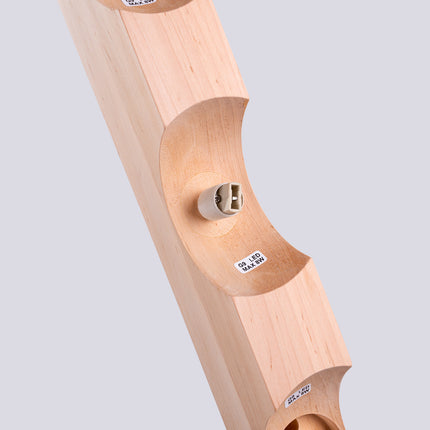plafonnier barre de bois 3 globes opale, vue sur fond coloré