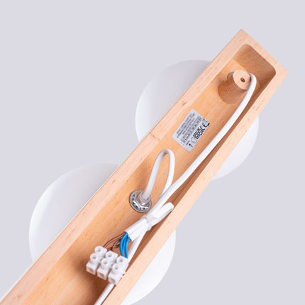 plafonnier barre de bois 3 globes opale, détail de la matière