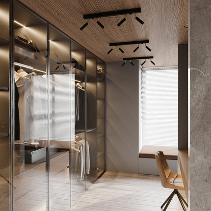 Plafonniers barre noirs orientables au plafond bois d'un dressing avec penderie vitree