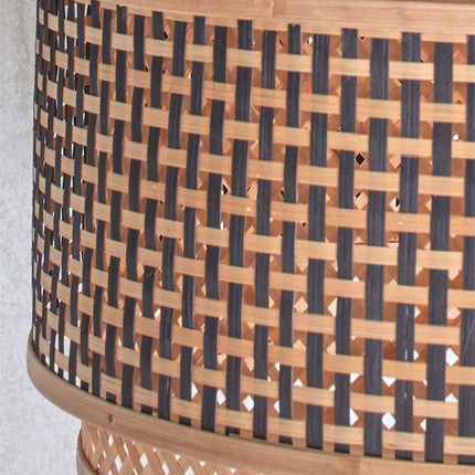 Détail du motif quadrillé noir et naturel formé par le tressage en bambou du plafonnier Bhutan