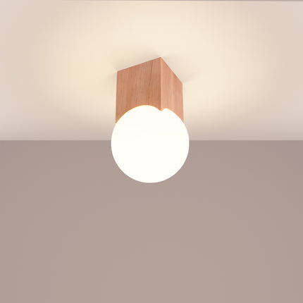 plafonnier bloc de bois carré et globe opale, lumière allumée