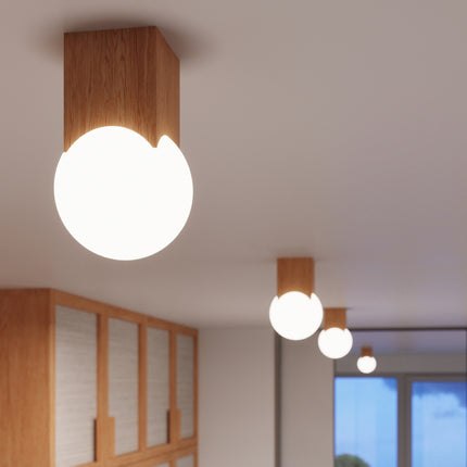 plafonnier bloc de bois carré et globe opale, intérieur contemporain