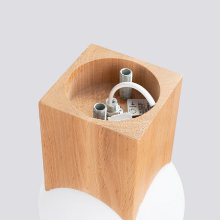 plafonnier bloc de bois carré et globe opale, vue de détail