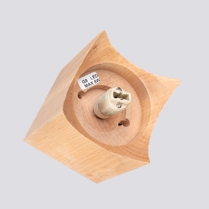 plafonnier bloc de bois carré et globe opale, packshot de trois quarts