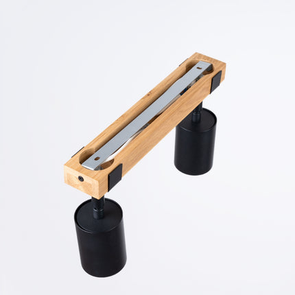 Détail de la barre en bois naturel du plafonnier 2 spots