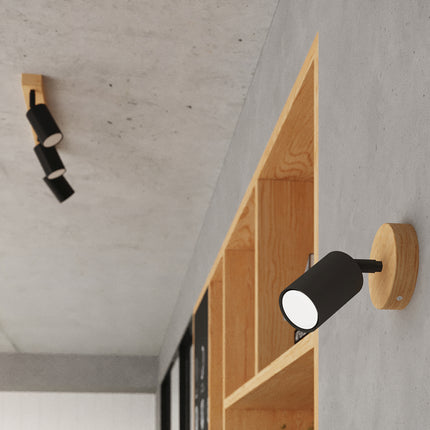 Plafonnier 3 spots blanc éclairant un séjour au mobilier bois clair