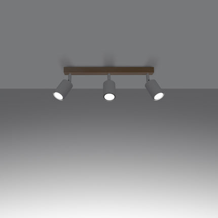 Gros plan sur un spot orientable en acier blanc fixé à la barre en bois massif