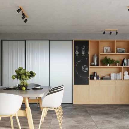 Vue d'ensemble d'un intérieur éclairé par plusieurs plafonniers bois et métal noir