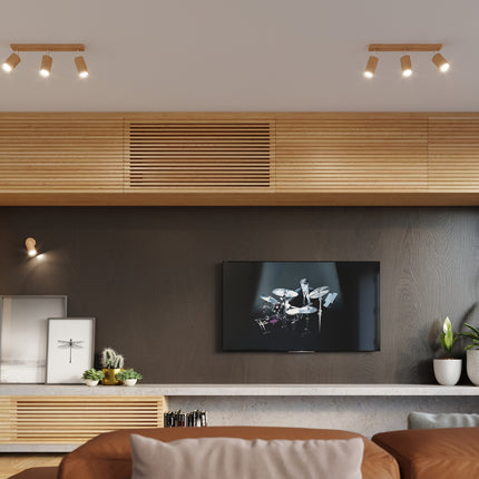 Plafonnier bois naturel à quatre spots installé au plafond d'un salon