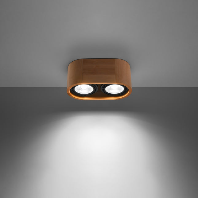 Plafonnier bois naturel double spot allume diffusant une lumiere chaude sur un mur gris