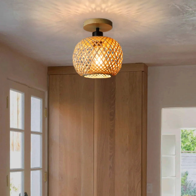 Plafonnier boule en bambou dans une entrée lumineuse avec porte vitrée et bois clair