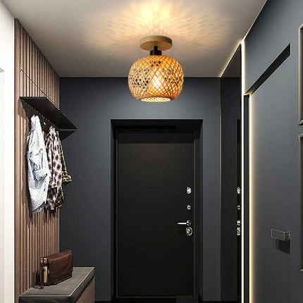 Plafón bola de bambú en una entrada moderna con la puerta negra y pared azul