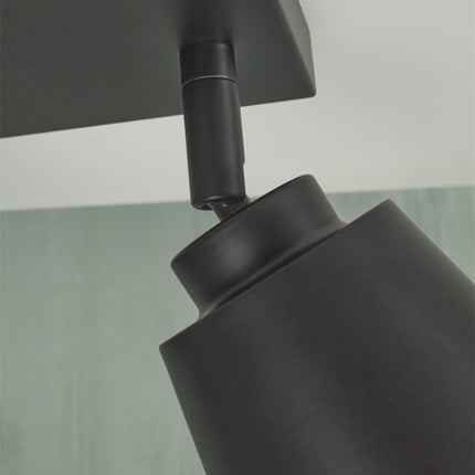 Détail de la fixation orientable en fer noir mat du plafonnier Bremen sur la barre plafond