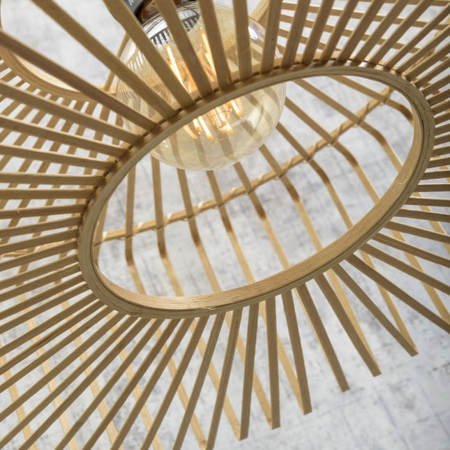 Vue de dessous du plafonnier Bromo montrant le tressage en bambou naturel et l'ampoule E27 apparente