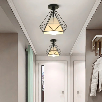 Deux plafonniers cage diamant en fer noir dans un couloir clair