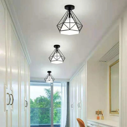 Trois plafonniers cage diamant en fer noir alignés dans un couloir de dressing