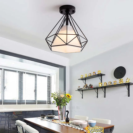 Plafonnier cage diamant en fer noir au-dessus d'une table de salle à manger