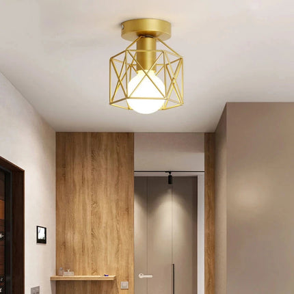 Plafonnier cage en métal doré au plafond d'un couloir aux murs bois