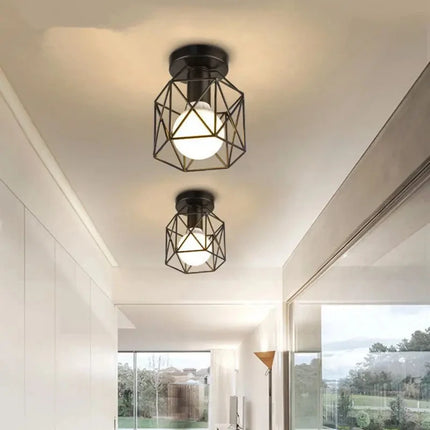 Deux plafonniers cage en métal noir dans un couloir lumineux