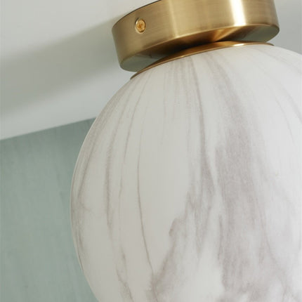 Gros plan sur le veinage gris du verre effet marbre du plafonnier Carrara