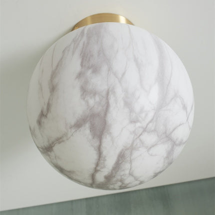 Vue de dessous du globe en verre effet marbre du plafonnier Carrara fixé au plafond