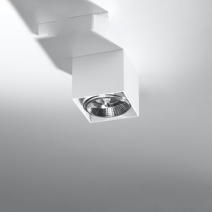 Plafonnier carré blanc en aluminium, spot cube en saillie vu de trois quarts sur fond gris