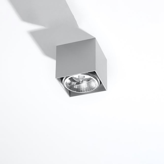 Plafonnier carré gris en aluminium, spot cube en saillie vu de trois quarts sur fond clair