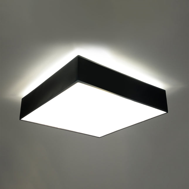 Plafonnier carré noir allumé au plafond, lumière blanche homogène diffusée dans la piece