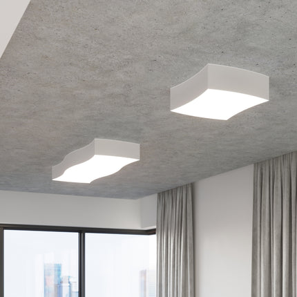 Gros plan du plafonnier carré souple blanc allumé, halo lumineux périphérique doux