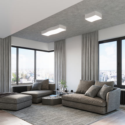 Ambiance chaleureuse créée par le plafonnier carré souple blanc allumé au plafond